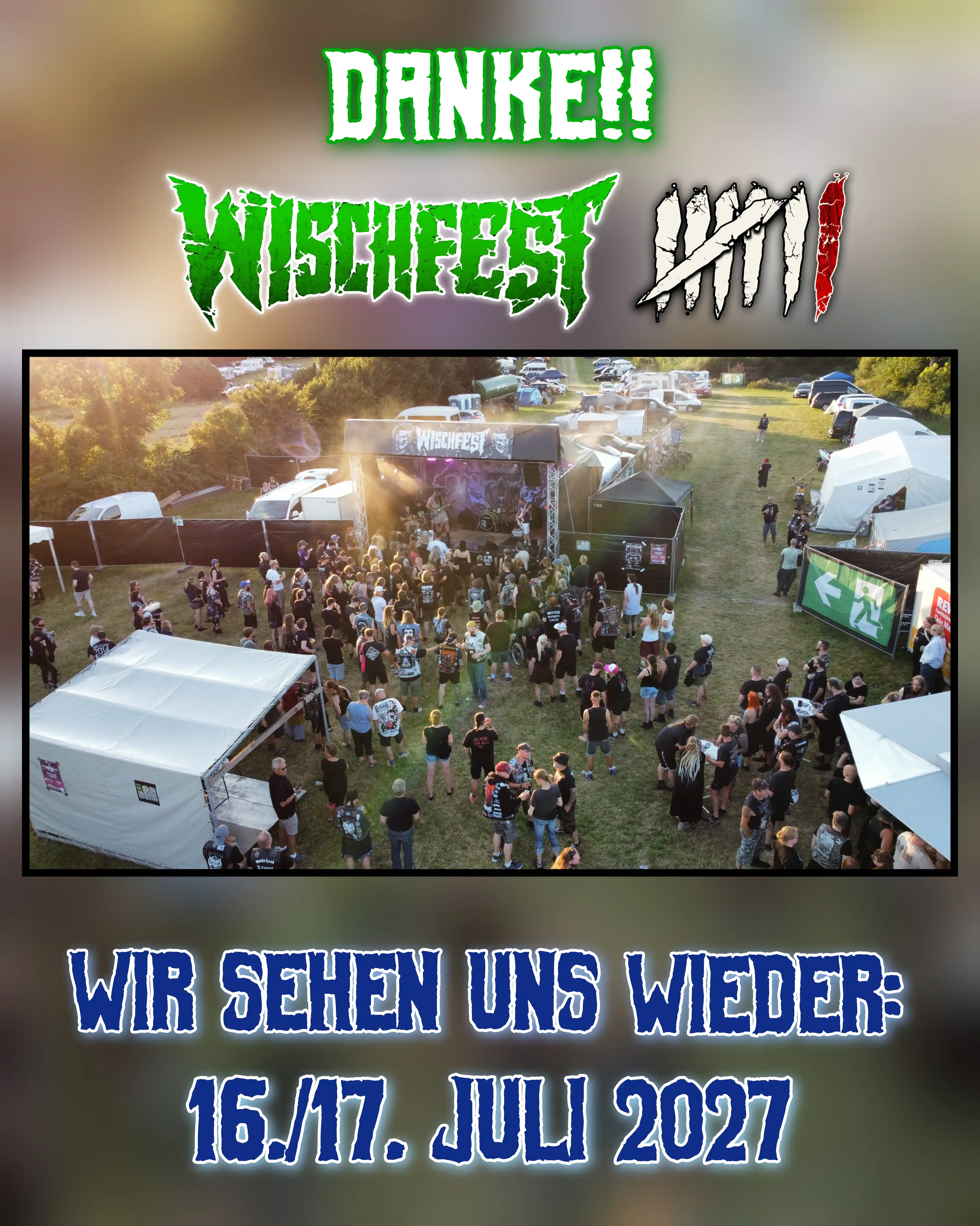 Ein Drohnenfoto vom Infield vom Wischfest 2026.
Auf der Bühne spielt eine Band. Ca 200 Leute stehen, teils verstreut, davor.