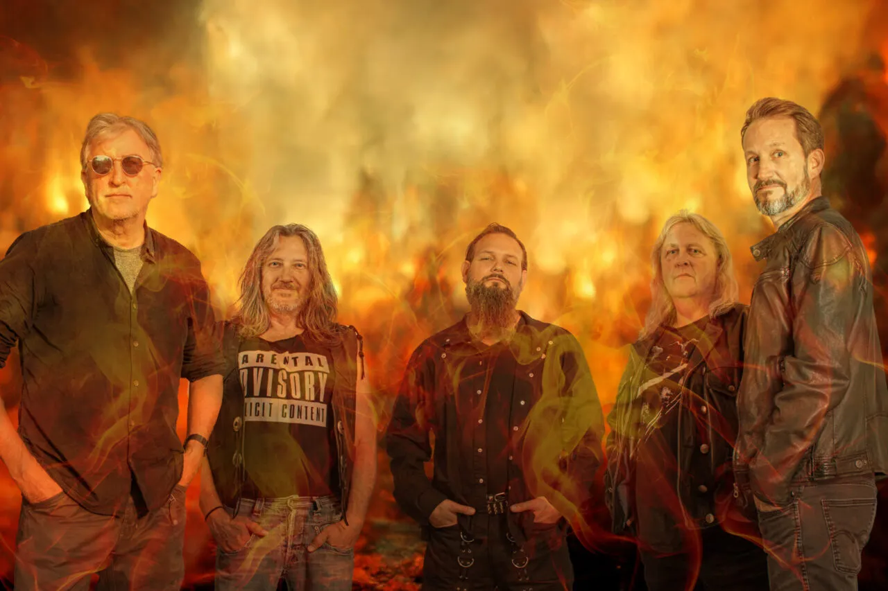 Dize bandphoto.
Five men standing towards and looking into the camera. In front of them, behind them, everywhere digital flames.